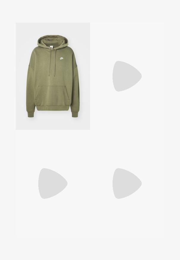 Olivovozelená mikina s kapucňou vyrobená z bavlnenej zmesi, s predným vreckom, kapucňou na šnúrku a bielym logom Nike na ľavej hrudi. Uvoľnený strih.; Biele bavlnené tričko s zelenou grafickou potlačou so slovom "NIKE" a logom. Krátke rukávy a okrúhly výstrih. Hladký povrch.; Nike cargo nohavice v tmavej olivovej farbe, ktoré majú elastický pás, dve bočné vrecká a hladkú, ľahkú tkaninu.; Béžová nízka teniska Nike s bielymi šnúrkami a gumovou podrážkou vznášajúca sa nad kamenným povrchom a betónovým pozadím.