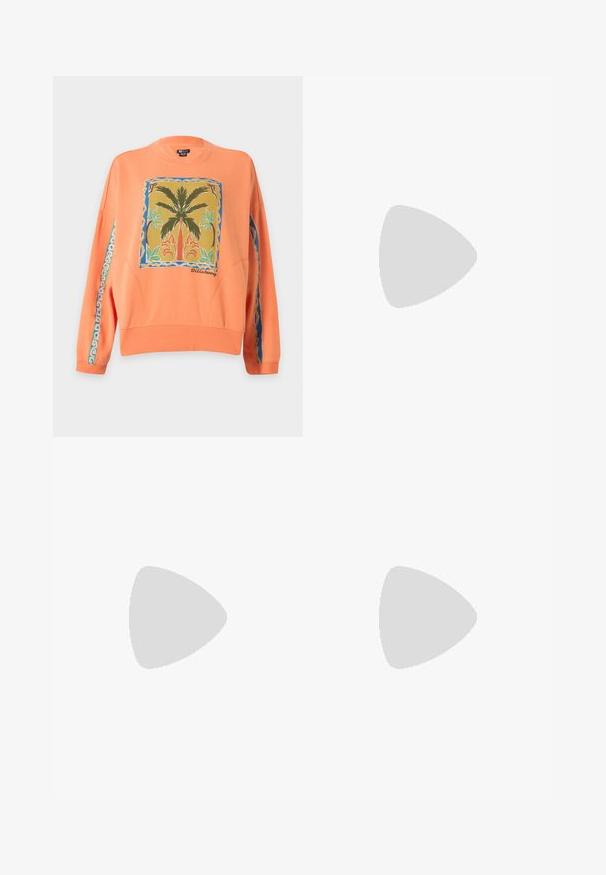 Sweat-shirt orange à manches longues avec un motif de palmier sur le devant et des rayures à motifs le long des manches.; T-shirt noir avec un motif tropical comprenant une danseuse de hula, des palmiers, des montagnes, et les textes « Hula Beach Resort » et « Billabong ».; Shorts en tricot gris foncé avec cordon blanc, ceinture élastique, poches latérales et petit patch logo Rip Curl sur la jambe droite inférieure.; Baskets en toile noires avec une semelle en caoutchouc blanc, dotées de lacets et de coutures blanches, marquage emblématique sur le côté, design basse.