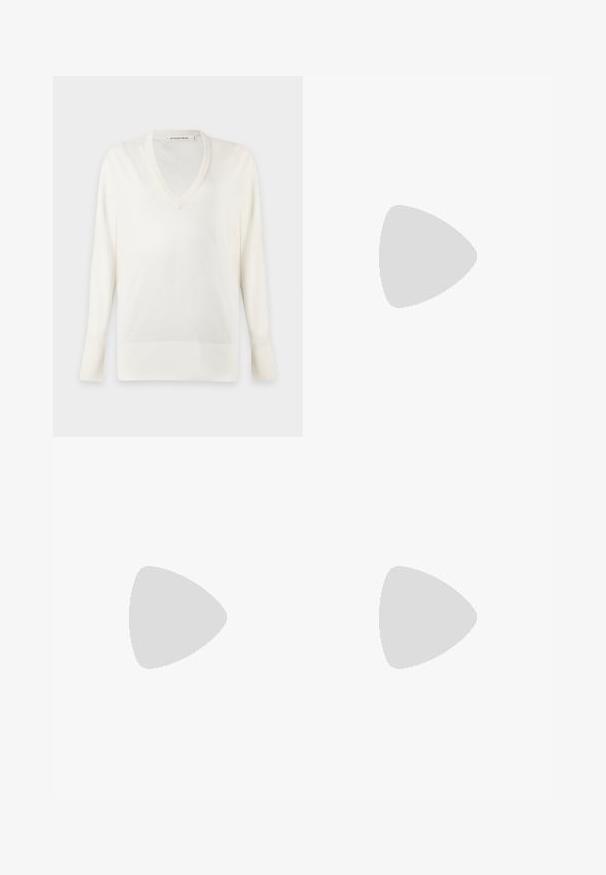 Pull blanc à manches longues avec col en V, poignets et ourlet côtelés, présenté sur un fond clair uni.; Pantalons tailleur gris clair avec une texture lisse, devant plissé et design à jambe droite. Comprend des passants de ceinture et une finition polie.; Bottine en suède marron avec bout pointu, fermeture éclair latérale et petit talon carré sur fond clair uni.; Pochette en cuir souple taupe avec une texture. Fermeture zippée et bandoulière amovible. Détail logo doré à l'avant.