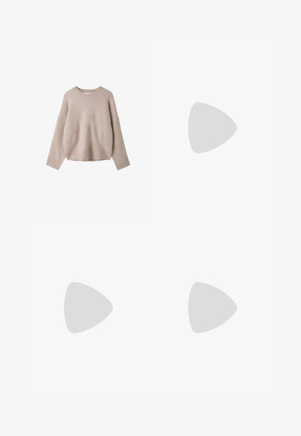 Beige uld langærmet sweater med ribstrikket rund hals, manchetter og kant, vist på hvid baggrund.; Brune faux læder leggings med en høj sort talje, der har en glat, blank finish og en tætsiddende design til anklerne.; Mellemstore brune ruskind slip-on støvler med tyk platformsål og trækflig bagpå mod lys baggrund.; Mørkebrun læderhåndtaske med dobbelte håndtag, forreste lynlåslomme, dekorative spænder og sideknuder på hvid baggrund.