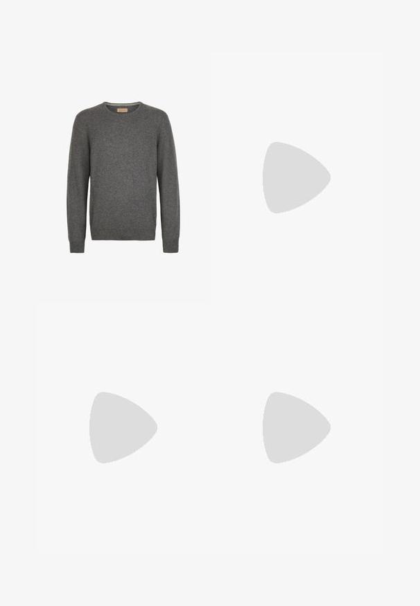 Dunkelgrauer Langarm-Pullover mit Rundhalsausschnitt aus weichem Stoff mit gerippten Bündchen und Saum vor weißem Hintergrund.; Beiges Langarmhemd mit Knöpfen, Kragen und einer Brusttasche aus robustem Stoff.; Hellblaue Jeans aus Denim mit geradem Beinschnitt. Merkmale sind ein Knopfverschluss, fünf Taschen und gestickte Details entlang der Nähte.; Weißer Ledersneaker mit glatter Textur, rundem Zehenbereich und flachen Schnürsenkeln. Verfügt über ein dezentes Logo und eine leichte Sohle.