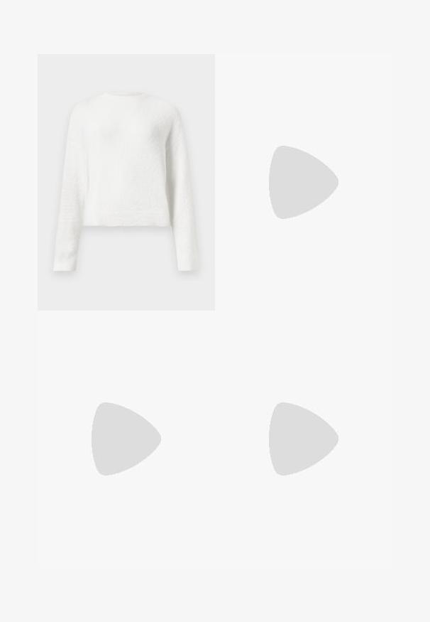 Pull en jersey blanc à manches longues, avec un col rond, doté d'une coupe légèrement cropped et d'un tissu texturé.; Jupe longue évasée en tissu doux pêche. Dotée d'une ceinture lisse, elle tombe doucement vers un ourlet effilé. Pas de motifs ni d'accents visibles.; Bottine en cuir noir avec bout pointu et petit talon kitten sur fond clair, vue côté extérieur.; Sac à main en cuir noir avec une texture lisse, de forme rectangulaire et une poignée courbée. Il dispose d'une fermeture éclair dorée et d'une marque discrète à l'avant.
