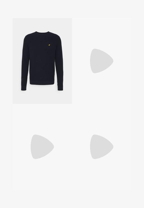 Dunkelblauer Strickpullover mit langen Ärmeln und Rundhalsausschnitt. Mit einem kleinen gelben Logo auf der Brust. Strukturierter Stoff.; Weißes Baumwoll-T-Shirt mit hohem Ausschnitt und kurzen Ärmeln. Mit schwarzem "SAMSØE SAMSØE" Logo auf der Vorderseite. Glatte Textur.; Dunkelblaue Slim-Fit-Hosen mit Gürtelschlaufen, Frontknopf und vorderen Taschen, auf einem weißen Hintergrund präsentiert.; Weiße Leder-Sneaker mit schwarzen Wildlederelementen; verfügen über eine Gummisohle, eine runde Spitze und ein klassisches Schnürdesign. Seitliches Logo in Schwarz.