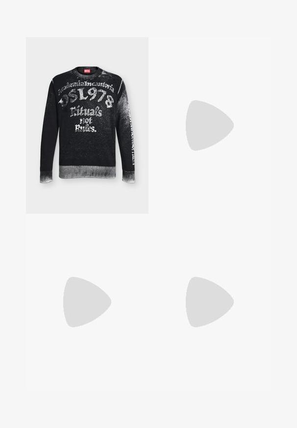 Schwarzes Diesel Sweatshirt mit weißem, distressed Schriftzug, einschließlich "DSL 1978," "Rituals not Rules," und verblassten Details an Ärmeln und Saum.; Schwarzes T-Shirt mit kurzen Ärmeln, weißer stilisierter Pflanzengrafik und dem Schriftzug "HUGO" vorne, rotes Markenlabel innen im Kragen.; Schwarze Baumwollhose mit geradem Bein, mit einem Frontknopfverschluss, zwei seitlichen Taschen und einem kleinen Markenetikett am Bund.; Schwarze Leder-Ankle-Boots mit elastischen seitlichen Einsätzen, runder Zehenpartie und dicker Gummisohle mit olivenfarbigen Akzenten und Zugschlaufen.