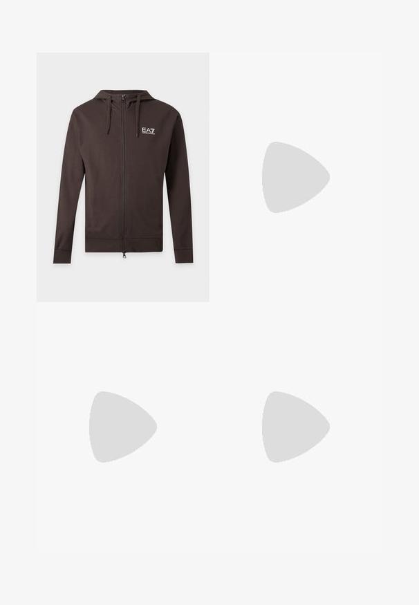 Sweat à capuche zippé marron foncé avec cordons et logo blanc EA7 Emporio Armani sur la poitrine gauche, présenté sur un fond clair uni.; T-shirt blanc uni à manches courtes avec un col rond, au design simple et épuré, sans logos ni motifs visibles.; Jean noir coupe droite avec taille haute, bouton et fermeture éclair à l'avant, poches latérales et arrière, présenté sur un fond clair uni.; Baskets basses en daim beige, panneaux en maille blanche, accents olive, lacets blancs et semelle en caoutchouc naturel sur fond gris clair.