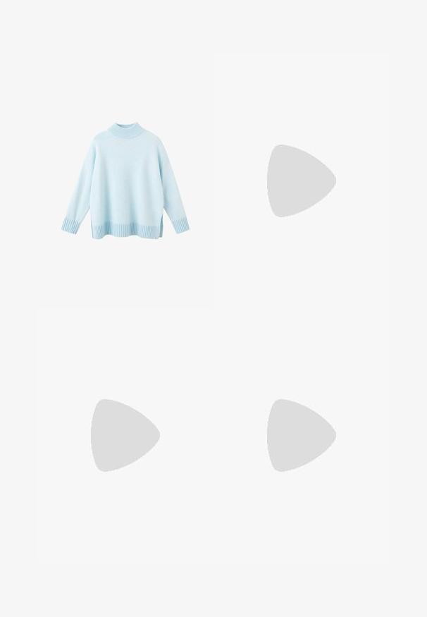 Lichtblauwe oversized trui van zachte brei, met een geribde hoge kraag en manchetten, en zijsplitten aan de zoom.; Lichtblauw button-up shirt van katoen, met een kraag, lange mouwen en een zak op de linkerborst. Gladde textuur.; Lichtblauwe denim jeans met een recht gesneden ontwerp, voorzakken en een standaard knoopsluiting. Bevat zichtbare stikseldetails.; Witte sneakers van mesh met een zwart ontwerp van drie strepen, een ronde neus en een rubberen gumzool. Voorzien van een zachte hielkraag en een vetersluiting.