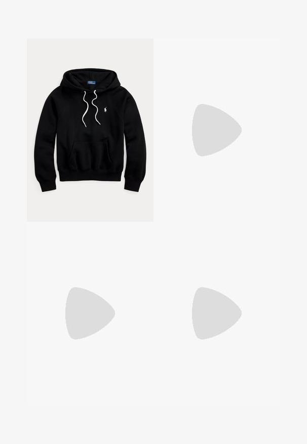 Čierna mikina s kapucňou s bielymi sťahovacími šnúrkami, predným klokankovým vreckom a malým bielym logom Polo Ralph Lauren na hrudi.; Modré tričko s krátkym rukávom a okrúhlym výstrihom a malým červeným logom Polo Ralph Lauren na ľavej strane hrudníka, zobrazené na bielom pozadí.; Svetlomodré džínsy s vysokým pásom, mierne vyblednuté a opotrebované pri predných vreckách, päť vrecový štýl a zužujúce sa nohavice.; Biele tenisky so hladkým koženým zvrškom, semišovými akcentmi a plochými šnúrkami. Majú textúrovanú gumovú podrážku a minimalistický dizajn.