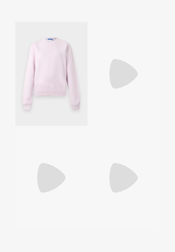 Lichtroze trui met lange mouwen en ronde hals, met geribbelde boorden en zoom, klein subtiel logo op de borst, weergegeven op een effen achtergrond.; Lila katoen t-shirt met een ronde hals, korte mouwen en een borstzakje aan de linkerkant met een logo-label. Zachte textuur, casual pasvorm.; Bermuda-short met dunne verticale zwart-witte strepen, vooraan knoopsluiting, riemlussen en zijzakken.; Zwarte canvas schoenen met een ronde neus, rubberen zool en een gespstrap. Gecombineerd met losse, lichtgroene broeken.