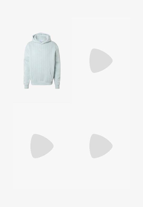 Hellblauer Hoodie mit dünnen weißen vertikalen Streifen, vorderer Kängurutasche und besticktem Logo in der Mitte.; Weißes T-Shirt mit kurzen Ärmeln, grünen vertikalen Streifen und einem passenden gestickten Logo auf der Brust. Rundhalsausschnitt, lockere Passform.; Minzgrüne Badehose mit weißen vertikalen Streifen. Verfügt über einen elastischen Bund und ein gesticktes 'KANI'-Logo in dunkelgrün. Glatte Textur.; Weiße Sneaker aus synthetischem Material mit perforierten Details, flachen Schnürsenkeln, einer strukturierten Sohle und einem marineblauen Logo an der Seite und Ferse.