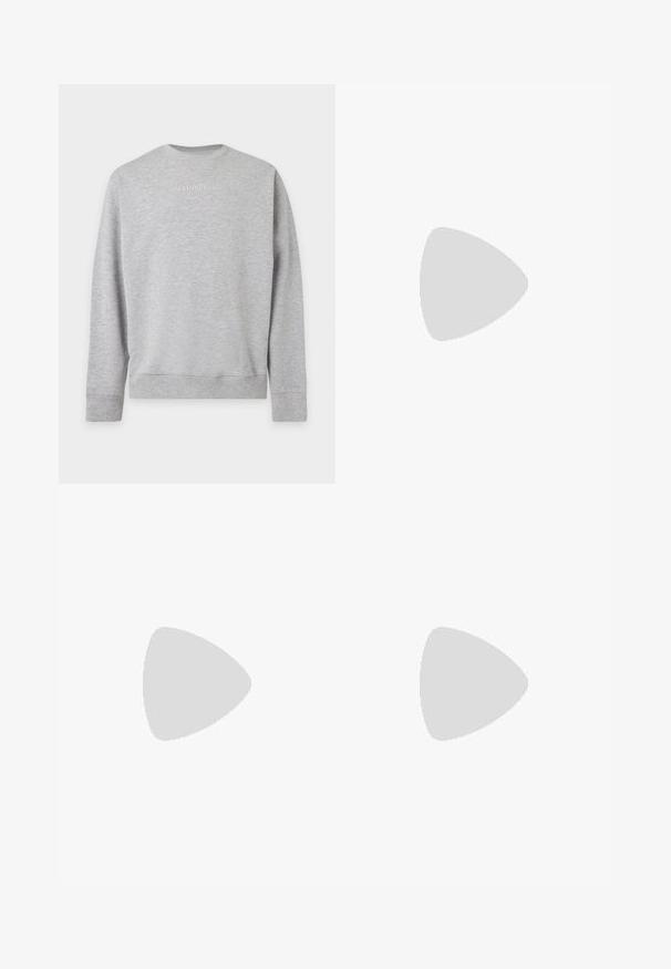 Sweat-shirt gris clair à manches longues avec poignets et ourlet côtelés, avec logo J. LINDEBERG embossé centré sur la poitrine.; T-shirt noir uni à manches courtes avec col rond, orné d'un petit patch logo rond noir sur le côté gauche de la poitrine.; Jean droit en denim bleu foncé avec bouton sur le devant, fermeture éclair et cinq poches sur un fond uni.; Baskets basses en cuir noir avec surface texturée, lacets noirs et semelle en caoutchouc épaisse, présentées de côté sur un fond clair.