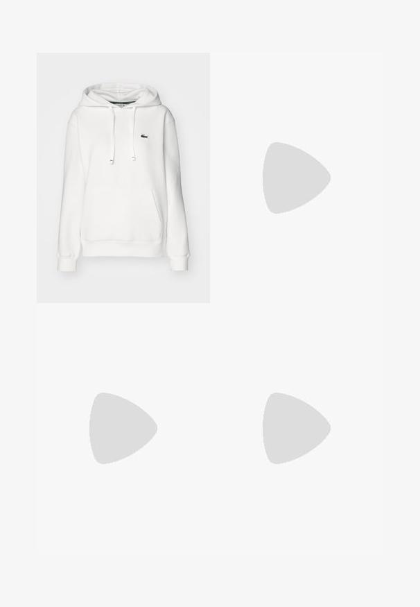 Biely mikina s klokaním vreckom, kapucňou na šnúrku, ribbed manžetami a malým zeleným logom na ľavej hrudi. Mäkka textúra látky.; Biely tričko s výstrihom do V z bavlny s krátkymi rukávmi, s malým zeleným logom krokodíla na ľavej hrudi. Jednoduchý dizajn a ľahký materiál.; Široké manžety z kordurovej látky tmavozelenej farby. Majú horizontálnu rebrovanú textúru, predné vrecká a zapínanie na gombík s výraznými značkovými prvkami.; Biele tenisky z hladkej kože s béžovými semišovými akcentmi. Majú okrúhly špičku, šnúrkové zapínanie a textúrovanú gumovú podrážku. Bočný detail loga.