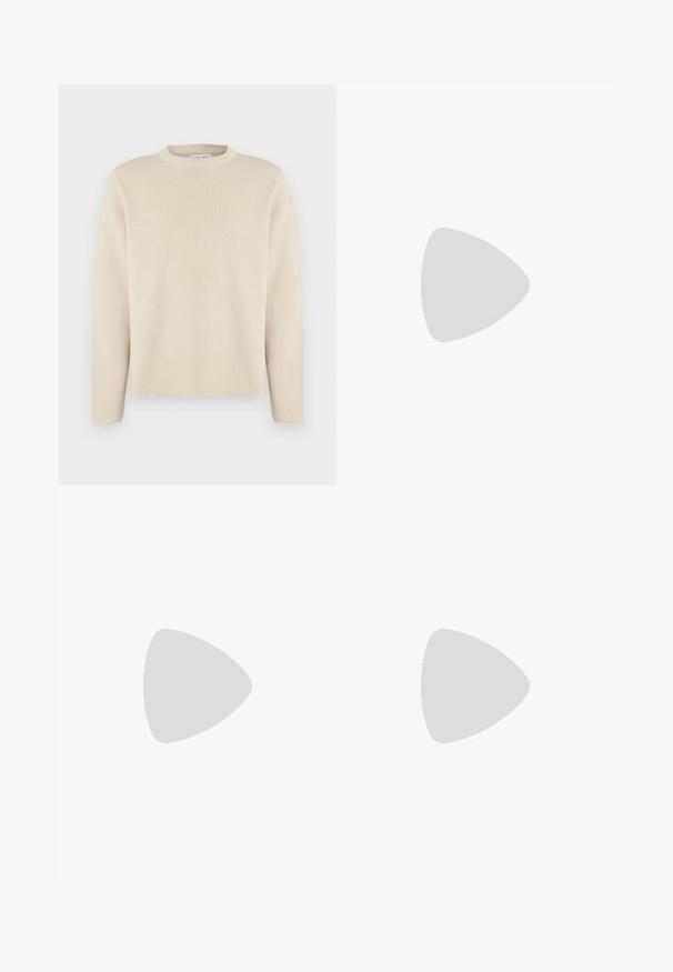 Pull beige à manches longues avec col rond et un petit logo subtil sur la poitrine gauche, présenté sur un fond blanc uni.; Chemise à manches longues avec col classique, présentant un motif à carreaux beige et noir avec des lignes subtiles rouges et bleues.; Jean en denim bleu, taille haute, jambes larges, avec bouton frontal, fermeture éclair, passants pour ceinture, et poches à l'avant et à l'arrière.; Mocassins en cuir noir avec un bout arrondi, des détails décoratifs à l'avant et une semelle en cuir brun contrastante. Texture lisse et design à enfiler.