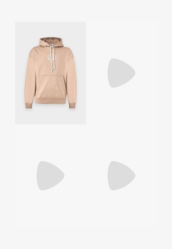 Beige Kapuzenpullover mit einer Fronttasche, verstellbaren Kordeln und einem bedruckten Logo. Weicher Stoff mit gerippten Bündchen und Saum.; Schwarze Baumwoll-Shorts mit elastischem Taillenband, Kordelzug, Seitentaschen und einem großen weißen Nike-Logo, das auf der linken Seite aufgedruckt ist.; Schwarzer Sportschuh mit atmungsaktivem Mesh-Obermaterial, strukturierten Akzenten und einer wellenförmigen Gummisohle. Verfügt über ein reflektierendes Logo und ein Schnürsystem.; Schwarze Stoff-Schultertasche mit texturiertem Äußeren, verstellbarem Schultergurt und Kordelzugverschluss. Verfügt über auffällige Nähte und ein seitliches Etikett.