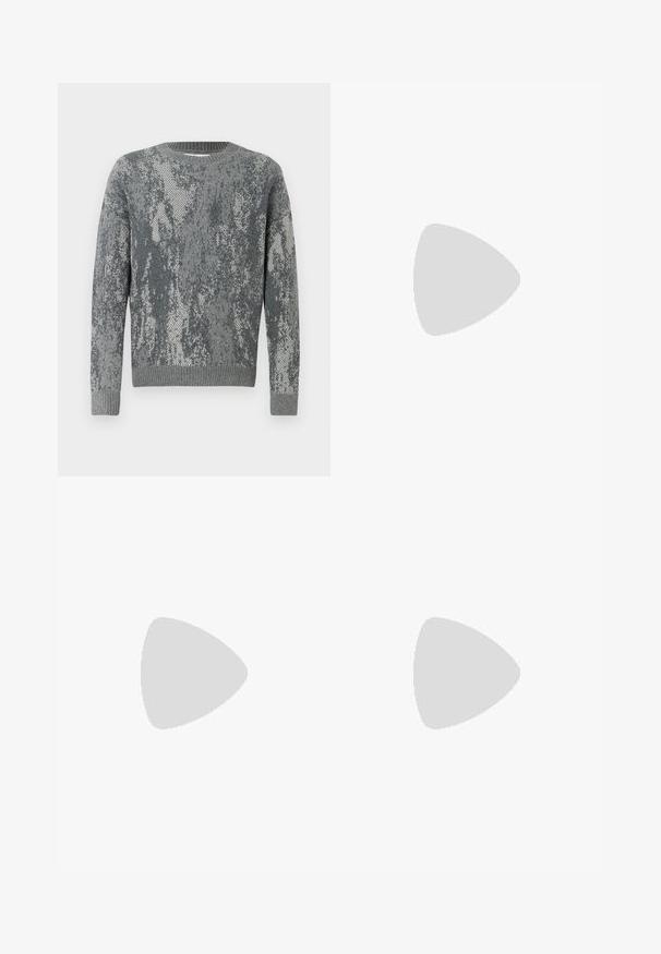 Grijze trui met een gestructureerd patroon in verschillende tinten grijs, ronde hals, lange mouwen en geribbelde manchetten en zoom.; Effen grijs T-shirt met korte mouwen en een ronde hals, met een klein wit "ONLY & SONS" label aan de binnenkant van de kraag.; Grijze denim jeans met een slim fit, met een klassieke vijf-pocketontwerp, voorste knoopsluiting en subtiele textuurdetails overal.; Schoen gemaakt van wit leer met een beige teenkap en een lichtbruine rubberen zool. Voorzien van platte witte veters en reliëfbranding aan de zijkant.