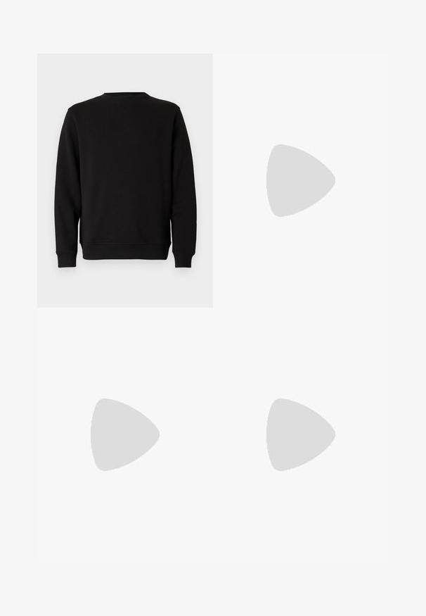 Sudadera negra con cuello redondo y puños de canalé. Presenta un sutil diseño bordado en el pecho. Elaborada en un tejido suave y texturizado.; Camiseta de manga corta de color gris oscuro con cuello redondo y pequeño logo blanco "ALLSAINTS" en la parte superior izquierda del pecho.; Pantalones cortos de mezclilla azul claro con un ajuste regular, diseño de cinco bolsillos y cierre de botón. Presentan un ligero desvanecimiento y dobladillo cosido.; Mocasín de cuero negro brillante con detalle de correa, colocado sobre una alfombra beige cerca de una mesa de café redonda marrón en una habitación con iluminación suave.