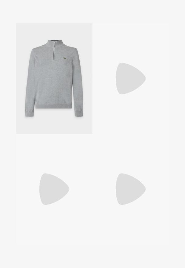 Lichtgrijze trui met lange mouwen, een kwartrits en geribbelde manchetten, met een klein groen krokodillenlogo op de linkerborst.; Lichtroze katoenen t-shirt met een ronde hals, korte mouwen en een geborduurd Lacoste-logo in het groen op de borst. Zachte textuur.; Groene joggingbroek van zacht materiaal; heeft een elastische tailleband, taps toeloopende pijpen en een klein logo aan de zijkant.; Witte sportieve schoen met een textuur van gaas bovenwerk, gebogen ontwerp en contrasterende zwarte zool. Heeft een groen geborduurd logo aan de zijkant.