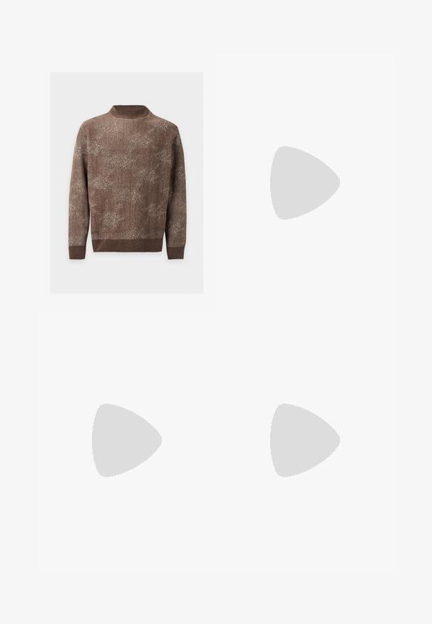 Pull marron à col rond en maille avec motif texturé subtil et bords-côtes aux poignets et à l’ourlet, présenté sur un fond blanc uni.; Pantalon beige à jambe droite avec cinq poches, passants pour ceinture, fermeture par bouton et un porte-clés rouge attaché à la poche avant gauche.; Baskets basses beiges en daim avec fermeture lacée et semelle épaisse en caoutchouc, vues de profil sur fond blanc uni.; Serviette en cuir brun foncé avec deux poignées, une bandoulière détachable et un petit logo à l'avant sur un fond uni.