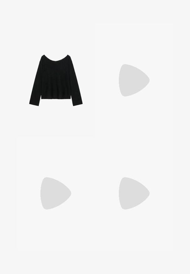 Sort langærmet sweater med en bred, let sænket udskæring og en lige kant forneden.; Mørkeblå denim wide-leg jeans med høj talje, fem lommer, kontraststing og sølvfarvet metalbeslag. Glat overflade og pæn finish.; Sorte ruskinds ankelstøvler med en rund tå, der har en forhøjet sål og en sidesløjfe for nem påtagning. Designet er enkelt med minimale detaljer.; Lille sort blank håndtaske med to lange håndtag og snøre-detaljer i siden på en ensfarvet lys baggrund.
