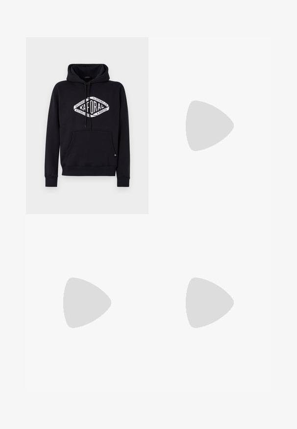 Hoodie in charcoalgrijs, gemaakt van zacht materiaal, met een voorzak en een opvallend wit logo op de borst. Regular fit met een trekkoord.; Wit mouwloos katoenen top met ronde hals en gestructureerde schouders, met het merk "WEEKDAY" op het label in de kraag, afgebeeld op een lichtgrijze achtergrond.; Zwarte denim shorts met een vervaagde afwerking, voorzien van vijf zakken, koperen hardware en een rechte pijpdesign.; Witte leren sneakers met een gladde afwerking, ronde neus, platte veters en een gestructureerde zool. Grijze suède accent bij de hiel.