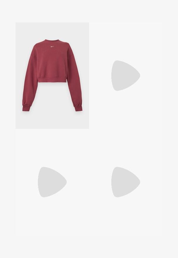 Sudadera corta color burdeos con mangas largas y puños acanalados, con un pequeño logo blanco de Nike swoosh en el centro del escote.; Top corto negro de Nike con espalda racer y canalé, con el logo blanco de Nike swoosh centrado bajo el escote.; Pantalones jogger de forro polar burdeos con cintura y puños elásticos, bolsillos laterales y pequeño logo blanco de Nike Swoosh en el muslo izquierdo.; Zapatillas Nike negras y rosas con parte superior de malla, diseño curvado y amortiguación morada redondeada en la suela y los laterales.
