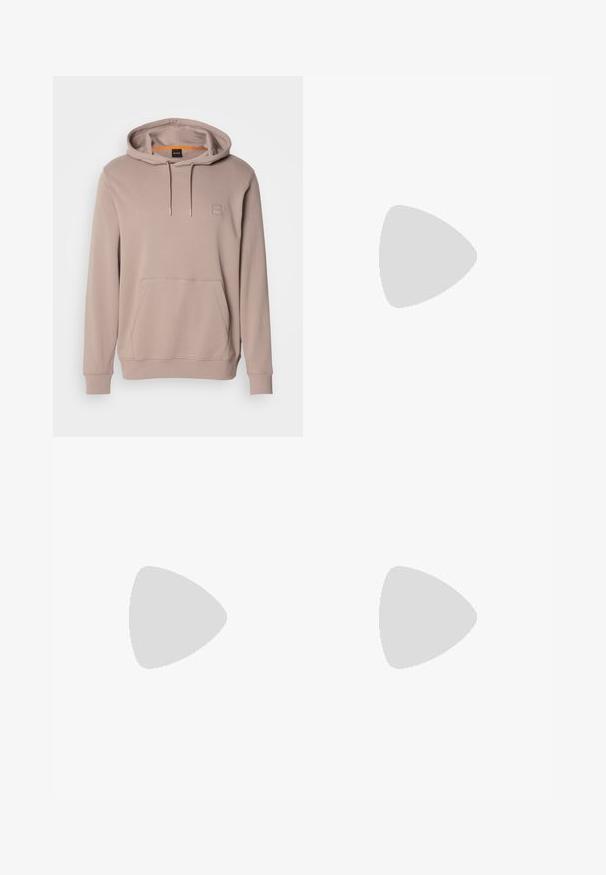 Sudadera con capucha de color marrón claro, con bolsillo frontal y cordones, que presenta un pequeño parche de logo cuadrado en el pecho.; Camiseta de algodón blanca de manga corta, con escote redondo y logotipo grabado de "BOSS" en el pecho. Textura suave, ajuste estándar.; Pantalones beige hechos de una tela ligera, con un diseño de pierna recta, cinturilla con trabillas y un solo botón en la parte frontal.; Zapatillas de color crema con una textura suave, que presentan acentos y marcas en negro. Diseño clásico de cordones con punta redonda y suela de goma.