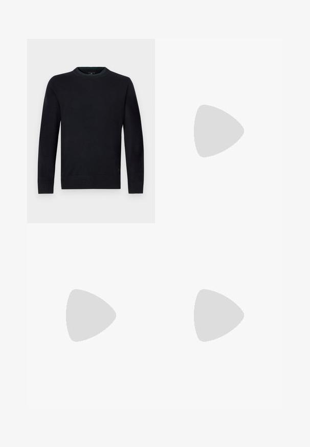 Marineblauwe trui met ronde hals, gemaakt van zachte gebreide stof, met geribbelde boorden en zoom voor een aangesloten pasvorm, en een subtiel logodetail aan de onderkant.; Marineblauwe katoenen chinos met een slim fit, rechte voorkant en een ritsgulp. Voorzien van zijzakken en een achterzak met een klein merketiket.; Zwarte leren herenloafer met een lage hak en mocassinstiksels op de teen, zijaanzicht op een effen achtergrond.; Zwart gestructureerde rechthoekige leren aktetas met dubbele handvatten, voorvak met rits en verstelbare schouderriem, weergegeven op witte achtergrond.
