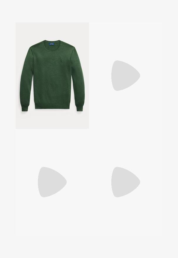 Pull vert à manches longues avec col rond, poignets et ourlet côtelés, arborant un petit logo brodé sur la poitrine gauche.; Polo gris clair à manches courtes avec deux boutons et petit logo blanc brodé sur la poitrine gauche.; Pantalon beige à jambes droites avec passants de ceinture et braguette zippée à l'avant, posé à plat sur un fond blanc.; Mocassin en cuir noir avec une semelle épaisse à crampons et une petite étiquette verte "Polo" sur le côté extérieur, près du talon.