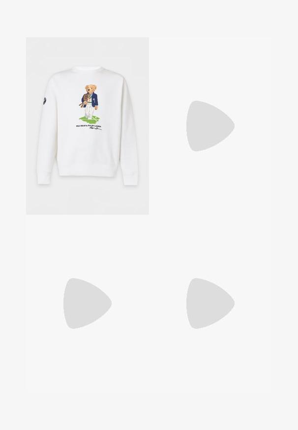 Witte trui met geborduurde beer die een marineblazer en witte broek draagt, met een vintage tennisracket in de hand, staand op een groene baan.; Lichtblauw overhemd met lange mouwen, witte verticale strepen en een klein geborduurd Polo Ralph Lauren-logo op de borst.; Beige sportkorte broek gemaakt van textuurbuffer, met een elastische tailleband met koordje en zijzakken. Subtiele logodetail.; Zwarte leren loafer met dikke geprofileerde zool en klein groen "Polo" label aan de buitenkant bij de hiel.