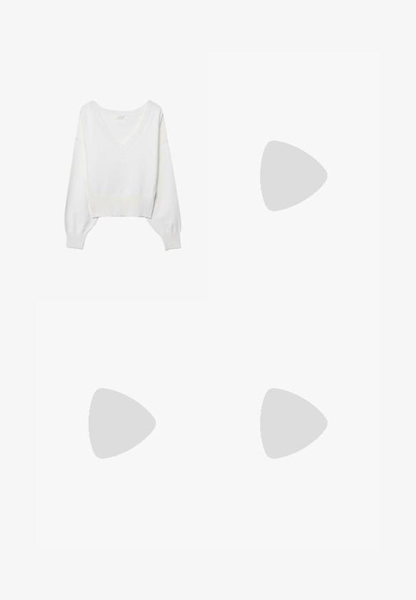 Hvid cropped sweater med V-udskæring, ribstrikkede ærmekanter og kant forneden. Fremstillet af blødt stof med lange ærmer og afslappet pasform.; Bredbenet blå denimjeans med forlommer, bæltestropper og knaplukning, lagt fladt på en lys baggrund.; Beige ruskinds ankelstøvler med et blødt indre, der har en platformssål og en strop bagpå for nem påtagning. Tekstureret gummisål.; Mørkebrun læderhåndtaske med dobbelte håndtag, forreste lynlåslomme, dekorative spænder og sideknuder på hvid baggrund.
