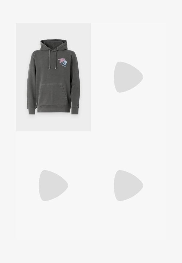 Sivá mikina z mixu bavlny, s prednou kapsou, kapucňou so šnúrkou a farebne vyšitým logom "Tommy Jeans NYC" s dizajnom.; Biela krátky rukáv tričko s malou červenou grafikou na ľavej strane na hrudi zobrazujúcou piknikové predmety a textom "KEEPING THEM BUNS TOASTY."; Sivé denové kombinézy s nastaviteľnými ramienkami, predná náprsné vrecko, bočné vrecká a rozšírené nohavice. Pevná tkanina a voľný strih pre pohodlie.; Béžové plátené tenisky s nízkym profilom, kovovými očkami a gumovou podrážkou. Obsahujú textúrovaný vzor a detail loga na boku.