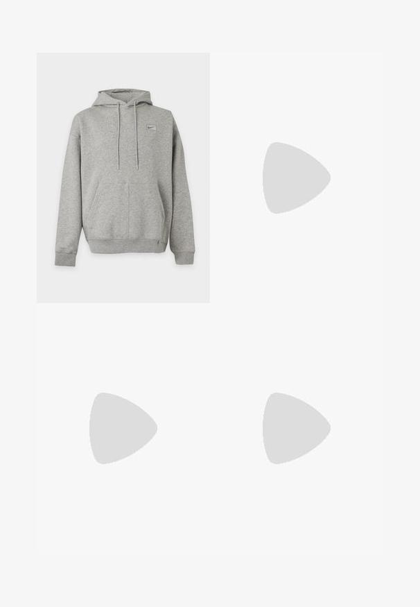 Ανοιχτόγκρι φούτερ Nike με τσέπη μπροστά, κουκούλα με κορδόνι και μικρό λογότυπο στο αριστερό στήθος σε μονόχρωμο φόντο.; Λευκή βαμβακερή μπλούζα με στρογγυλή λαιμόκοψη, κοντά μανίκια και μικρό ανάγλυφο λογότυπο Nike στο στήθος. Μαλακή υφή και άνετη εφαρμογή.; Σκούρο γκρι παντελόνι cargo με ελαστική μέση, κορδόνι, πλαϊνές τσέπες και λεπτομέρειες από δίχτυ, με ελεύθερη, άνετη εφαρμογή.; Μαύρο και σκούρο γκρι αθλητικό παπούτσι Nike με ύφασμα mesh, επενδύσεις από σουέντ, μαξιλαρωμένη σόλα και ορατές μονάδες αέρα στη φτέρνα και στο μπροστινό μέρος του ποδιού.