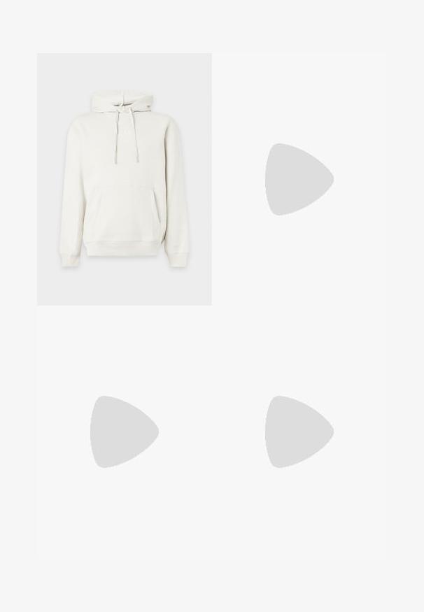 Witte hoodie met voorzak en koordjes, met een subtiel reliëflogo van GAP op de borst.; Zwart T-shirt met korte mouwen, met een kleine groene abstracte bladgrafiek en witte tekst op de linkerbovenkant.; Donkerblauwe broek met rechte pijpen, klassieke vijf-pocket ontwerp, riemlussen en subtiele vervaging bij de voorkant en knieën.; Beige overhemd met knopen, witte broek en grijze sneakers. Het overhemd heeft een losse pasvorm, en de sneakers hebben een textuurovervlak en vetersluiting.