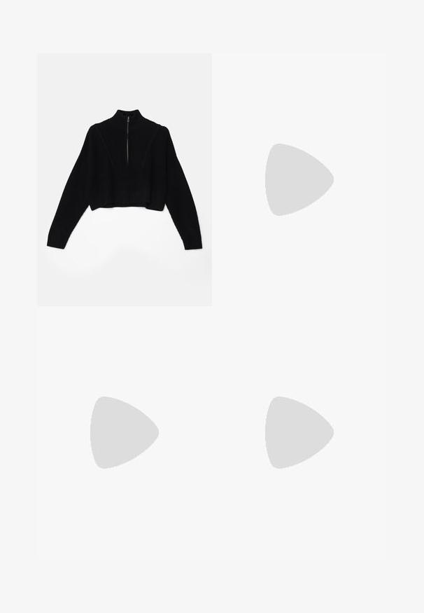 Pull en tricot noir court avec un col haut, des manches longues et une fermeture éclair à l'avant. Côtelage texturé sur l'ensemble du tissu.; Pantalons courts larges noirs à taille haute avec plis sur le devant, dotés de passants pour ceinture et d'une fermeture invisible à l'avant.; Bottine en cuir noir avec bout pointu, talon moyen courbé et fermeture éclair dorée à l'arrière sur fond blanc uni.; Boucles d'oreilles en argent en forme de créoles avec une finition incurvée et brillante, et un design sans couture. Équipées d'une fermeture à charnière pour un port sécurisé.