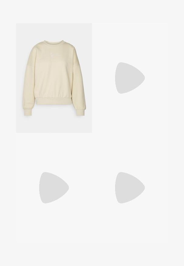 Beiger Pullover mit Rundhalsausschnitt, überschnittenen Schultern und elastischem Bund. Mit weißem, gesticktem Text auf der Brust. Weicher Stoff.; Schwarze Jogginghose mit elastischem Bund, Kordelzug, Seitentaschen und elastischen Bündchen an den Knöcheln.; Nike P-6000 Sneakers mit einem Obermaterial aus leichtem grauem Mesh, schwarzen Akzenten und einer langlebigen schwarzen Gummisohle. Verfügt über ein komplexes Design und ein Schnürsystem.; Cremfarbene Tote-Bag mit weicher, gesteppter Textur und zwei stabilen Griffen. Verfügt über einen Reißverschluss und seitliche Taschen für zusätzlichen Stauraum.
