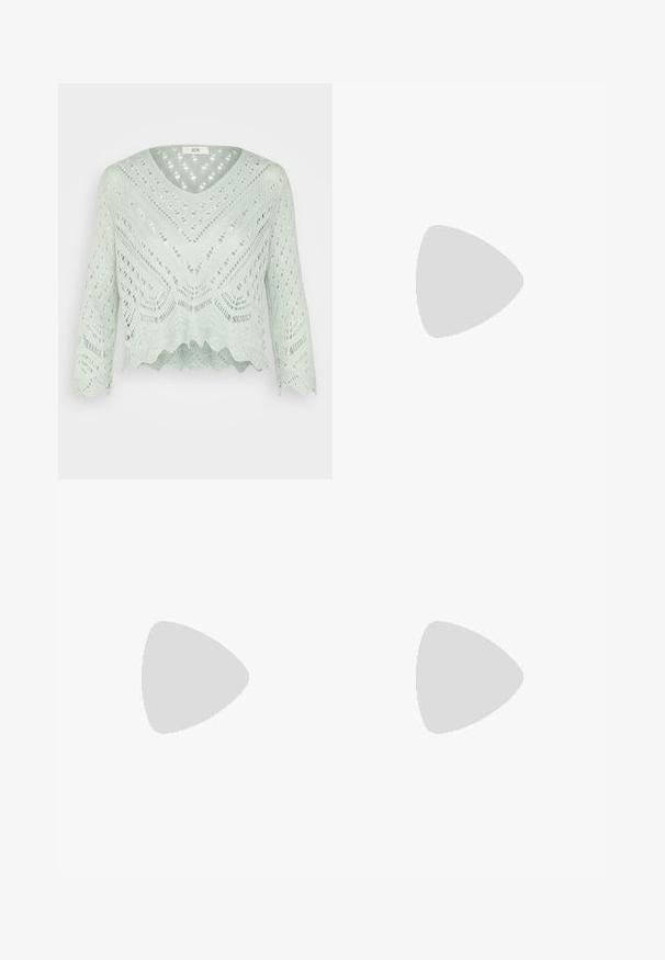 Pull court vert clair avec un col en V, manches longues et motif tricoté ajouré présentant un ourlet festonné et des motifs géométriques complexes.; Chemise en flanelle à carreaux rouges et noirs, style boutonné, avec deux poches poitrine et un col rabattu. Tissu en coton, coupe décontractée.; Jean droit bleu clair avec des trous usés sur les deux jambes, style cinq poches, et fermeture par bouton à la taille.; Bottines en cuir noir avec une semelle en caoutchouc épaisse, bout rond, fermeture à lacets à l'avant, et une languette à l'arrière pour un enfilage facile.