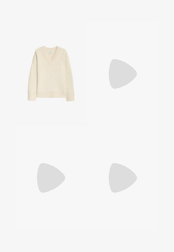 Pull en maille côtelée de couleur crème, avec un col en V, des manches longues et une coupe légèrement décontractée. Finitions avec un ourlet et des détails aux poignets.; Jupe à franges en crème, fabriquée à partir de bandes de tissu superposées. Elle présente une taille ajustée et un design texturé en niveaux avec des franges verticales.; Chaussures slingback en cuir noir avec un bout pointu, des côtés ouverts et une bride tressée à l'arrière. Texture lisse et design minimaliste.; Sac en cuir blanc de forme courbée, avec une bandoulière agrémentée de chaînes et plusieurs poches zippées. Texture lisse avec un logo sur le devant.