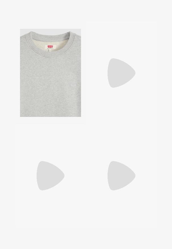Lysegrå sweatshirt med rund halsudskæring med lille hvid Levi's-logo broderi på brystet og rød Levi's-mærkat inde i kraven med angivet størrelse medium.; Plain hvid kortærmet t-shirt med rund hals, vist på en hvid baggrund, med et lille nakke-label, der viser mærket “Solid”.; Lyseblå denimjeans med rette ben, der har subtile falmede detaljer, fem lommer og en metalknaplukning i linningen.; Hvide snørresneakers svævende over en træbænk med grønne planter i baggrunden, der fremhæver skodesign og tekstur.