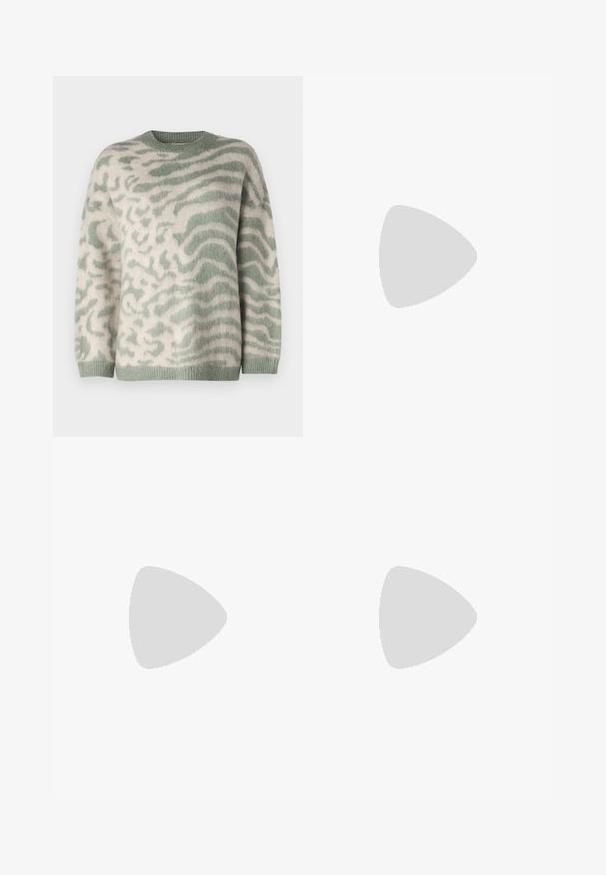 Pullover aus weichem Stoff mit lockerer Passform. Hat eine hellbeige Grundfarbe mit grünen abstrakten Wellenmustern und einem gerippten Rundhalsausschnitt.; Blaue Jeans mit weitem Bein, die eine leicht ausgewaschene Optik, einen Zwei-Knopf-Verschluss und dekorative Nähte an den vorderen Taschen aufweisen.; Beiger Damenschuh mit niedrigem Absatz, spitz zulaufender Spitze und verdrehtem Riemendetail über dem Spann und der Ferse.; Weiße Kunstleder-Handtasche mit einer strukturierten dreieckigen Form, einem verstellbaren Einzelgurt und einem Klappenverschluss mit geschwungenen Akzenten.