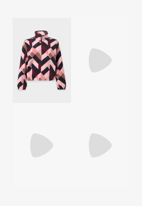 Blød trøje med høj krave og halv lynlås med geometrisk chevronmønster i pink, bordeaux, brun og sort.; Gul bomulds-t-shirt med et grafisk design og teksten "Sunseekers Paradise" samt strandelementer. Kortærmet med rund halsudskæring.; Bordeaux kordfløjl nederdel med lige pasform, frontslids, bæltestropper og to lommer, med en frontknaplukning.; Beige sneakers med ruskind og mesh-materialer, rund form, fremtrædende polstret krave og en gummikondisko. Har et bølge-design som accent.