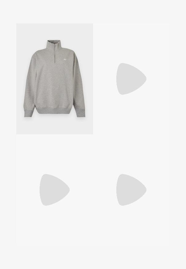Lichtgrijze trui met lange mouwen, een kwart rits bij de kraag en een klein wit Adidas-logo op de linkerborst.; Bruine sweatpants van zacht materiaal met een relaxte pasvorm, voorzien van een elastische tailleband, koord en een wit logo op de linker dij.; Witte Adidas Samba sneaker met bruine suède strepen, bruine rubberen zool en beige suède neuskap, getoond vanaf de buitenkant op een effen achtergrond.; Schoudertas van zacht olijfgroen stof met ritssluiting en verstelbare band op een effen lichte achtergrond.