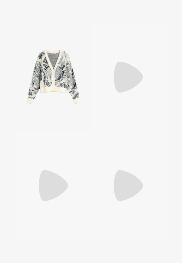 Witte en grijze gebuttonde cardigan met lange mouwen en abstracte bladprint.; Het zwarte lange mouwjurk heeft levendige bloemen- en tekstprints, een gestructureerde stof en geplooide details aan één kant, wat zorgt voor een dynamische uitstraling.; Zwarte en donkerrode glanzende enkellaars met geometrische dikke hak en vierkante neus, getoond op een effen lichte achtergrond.; Tote bag met bruine handvatten, diamantvormig patchwork van meerkleurige leren vierkanten, elk met een versiering van een bloem met vier blaadjes en kwastjes aan de handvatten.