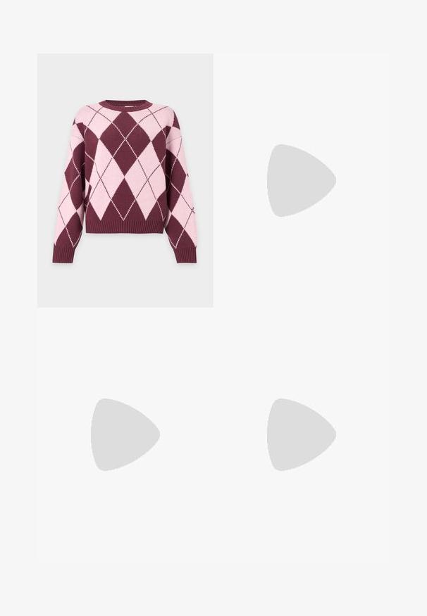 Gebreide trui met lange mouwen met een roze en bordeaux argyle ruitpatroon en geribde boorden en zoom.; Zwarte wijdvallende denim broek heeft een trekkoord in de taille, riemlussen, koperen accenten en een nette afwerking. De stof is stevig en textuur geeft.; Benen met donkere geribbelde leggings gecombineerd met zwarte ballerina's met kleine strikdetails op een witte achtergrond.; Kleine zwarte glanzende handtas met twee lange hengsels en zijkant trekkoord details op een effen lichte achtergrond.