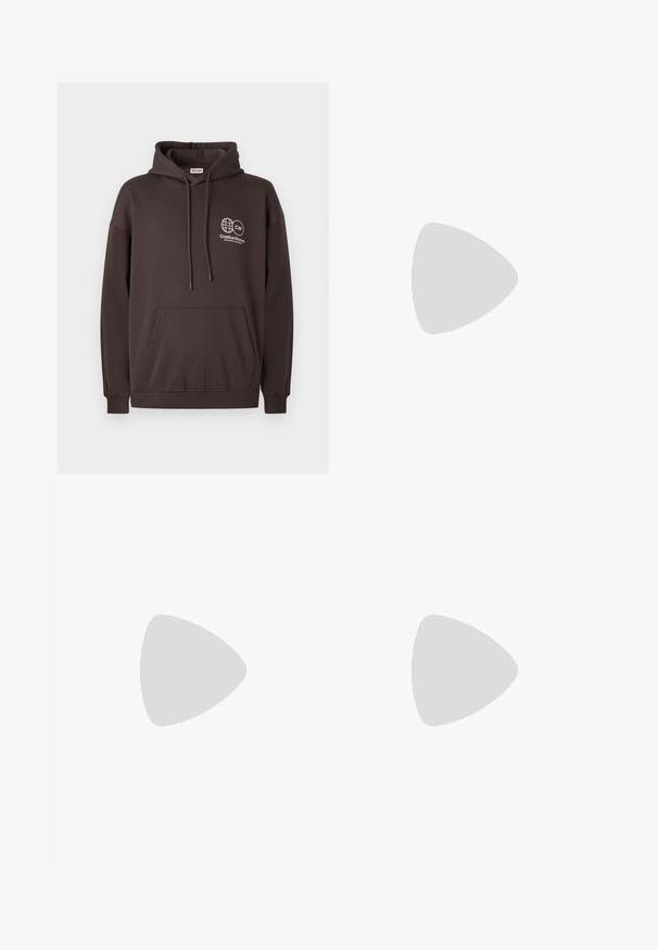 Dunkelbrauner Kapuzensweater aus Baumwollmischung, mit einer Fronttasche und einem weißen Logo mit Globus und Text im linken Brustbereich.; Oakley RISE TEE - T-Shirt basic - blackout; Dunkelgraue Cargo-Hosen mit elastischem Bund, Kordelzug, seitlichen Klappentaschen und geradem Beinschnitt.; Schwarze Laufschuhe mit einem glatten synthetischen Obermaterial, durchbrochenen Akzenten, strukturierten Seitenpaneelen und einer ausgeprägten federnden Sohle.