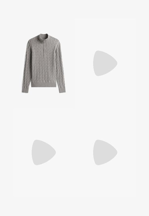 Lysegrå kabelstrikket sweater med halvlukket lynlåskrave og lille rød, hvid og blå logo på venstre bryst.; Sort langærmet skjorte med knapper og mønster i gul og grå tern, krave, og lille gul broderet fuglelogo på brystet.; Blå denim flared jeans med en mellemhøj talje, fem-lommers design og subtilt slid for et distressed udseende. Glat tekstur hele vejen igennem.; Sort læder Chelsea-støvle med elastiske sidepaneler, rund tå, tekstureret gummisål og en bageste trækstrop for nem påtagning.