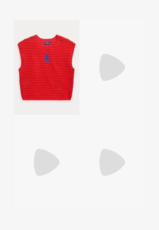 Rode mouwloze gebreide vest met open geweven patroon en blauw geborduurd Polo Ralph Lauren-logo op de borst.; Lichtblauwe denimrok met een aansluitende pasvorm, vijf zakken, een knoop- en ritssluiting en gestikte details langs de zoom.; Bruine platte sandaal met dunne zool en minimalistisch teenriemontwerp op een effen lichte achtergrond.; Witte leren handtas met een gebogen vorm, voorzien van een zilveren driehoekig logo en ritssluiting. Gladde textuur en dubbele handvaten.