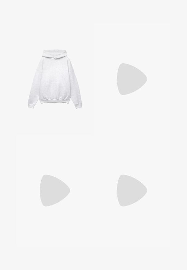 Sweatshirt à capuche gris, fabriqué en mélange de coton doux. Comprend une poche devant, des poignets et un ourlet côtelés. Coupe décontractée, sans motifs ni accents.; T-shirt en coton blanc avec un col rond et des manches courtes, présentant une coupe ample et des détails de couture subtils.; Pantalons de survêtement rose clair en coton doux. Dotés d'une taille élastique et d'une coupe droite et décontractée. Pas de poches visibles ni de motifs.; Baskets basses blanches Nike Air Force 1 avec fermeture à lacets et semelle texturée, vues de profil sur fond blanc.
