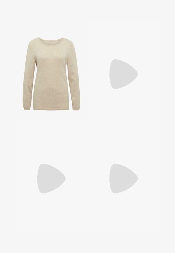 Beige Pullover mit langen Ärmeln und Rundhalsausschnitt. Weiche Textur, gerippte Bündchen und Saum. Einfaches Design ohne Muster oder Akzente.; Beige gerippter Cardigan mit langen Ärmeln, knöpfbarer Vorderseite, V-Ausschnitt und ausgestellten Ärmelabschlüssen. Hergestellt aus weichem Strickmaterial mit strukturierter Oberfläche.; Flauschiger beiger Hausschuh mit weicher Textur, offener Ferse und Innenfutter. Flache Sohle mit einem hellbraunen Fußbett und beigen Nähten.; Gefalteter beiger Wollschal mit weicher Textur, dargestellt auf weißem Hintergrund.
