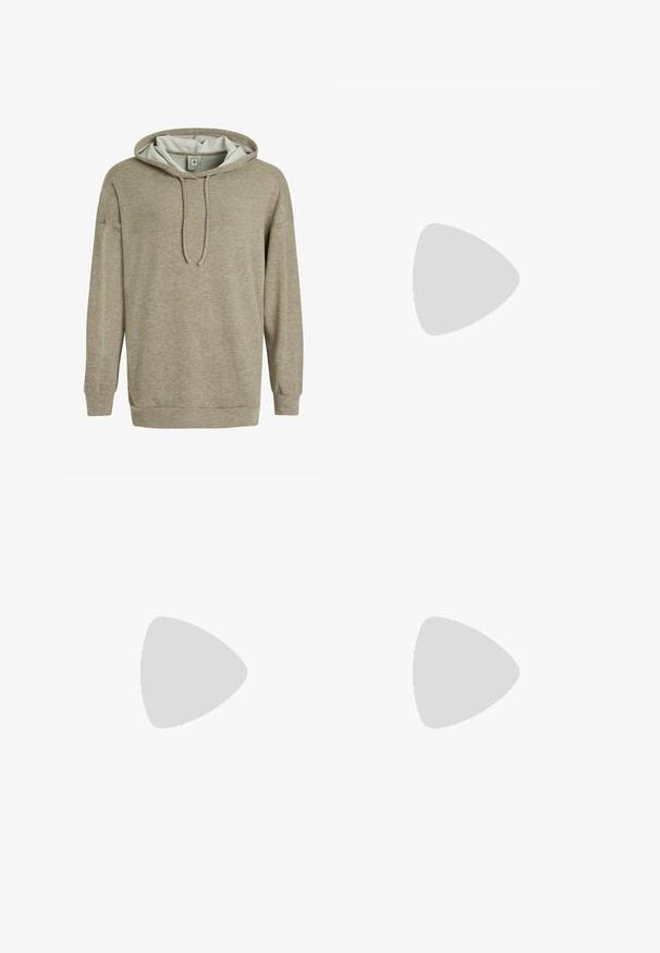 Sudadera de un beige claro con una textura suave, que presenta un diseño bicolor, capucha con cordón y mangas largas. Puños y dobladillo acanalados.; Pantalones de pierna ancha color crema, hechos de una suave mezcla de algodón. Presentan una cintura elástica con cordón y una sutil textura moteada.; Zapatilla de ante de color beige, con un suave forro de piel de oveja crema. Cuenta con una suela de goma plana y texturizada para mayor agarre.; Collar de cadena de oro con pequeños acentos circulares que presentan piedras blancas y semitransparentes, distribuidas uniformemente a lo largo de la longitud. Cierre de langosta.