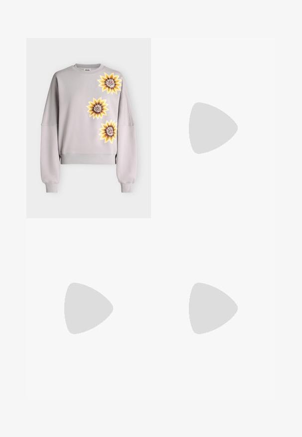 Sweat-shirt gris clair avec trois grands motifs tournesol jaunes sur le devant, manches longues et bord-côtes aux poignets et à l'ourlet.; Jeans évasés blancs en denim, avec une taille haute, un design à cinq poches et une fermeture à boutons à l'avant. Texture lisse.; Ballerines en tissu marron avec un bout pointu et une texture lisse, dotées d'un talon bas et d'une fine semelle noire. Aucune motif ni élément métallique visible.; DRAGON DIFFUSION SANTA CROCE BIG - Sac à main - bordo