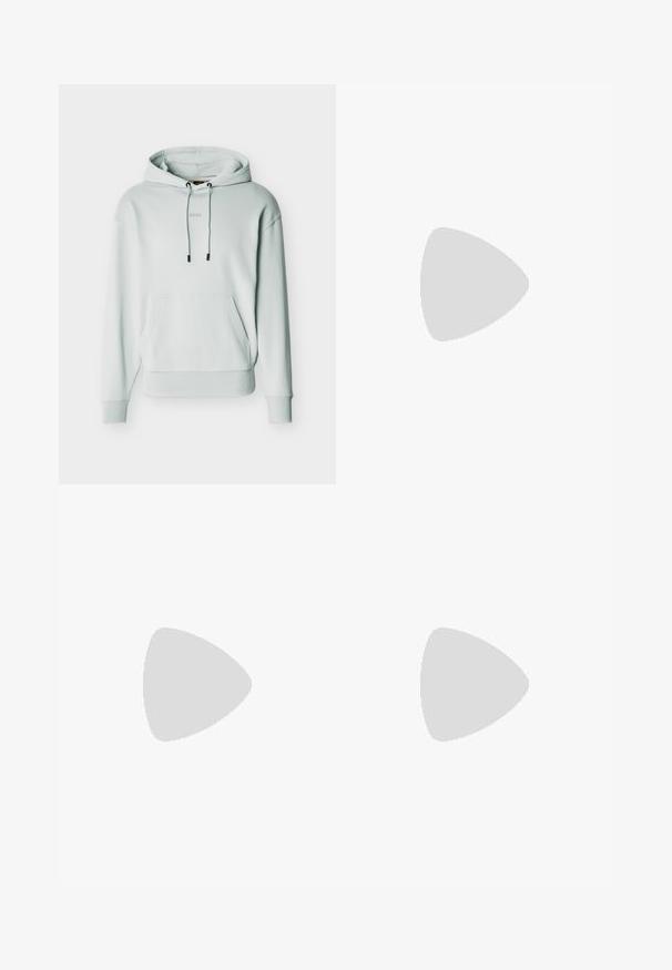 Sweat à capuche gris clair avec poche kangourou à l'avant, cordons de serrage ajustables, poignets et ourlet côtelés, et logo "BOSS" discret sur la poitrine.; T-shirt à manches courtes de couleur rose clair unie avec un petit logo bleu "HUGO" centré sur la poitrine et un col rond côtelé.; Jean denim bleu clair à jambes droites avec cinq poches, passants pour ceinture, fermeture à bouton et zip à l'avant.; Bottine en cuir noir avec des panneaux latéraux élastiques, bout rond et tirette. Texture lisse, semelle plate, design minimaliste.